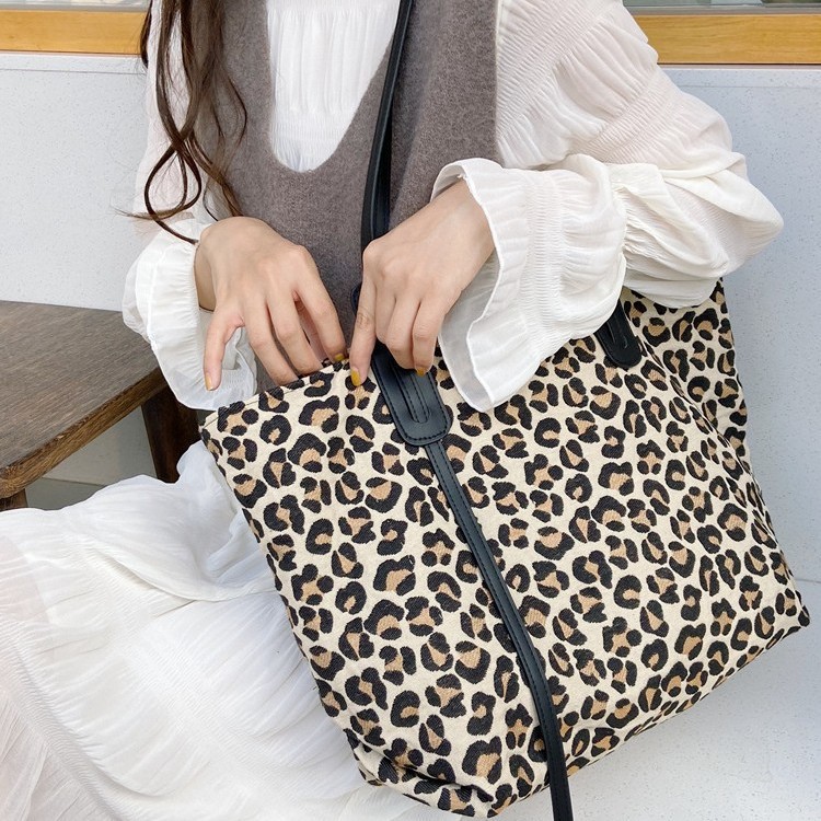 010192 New canvas bag, large-capacity black and white leopard print bag, bell dog underarm bag, portable hand-held tote bag details Picture
