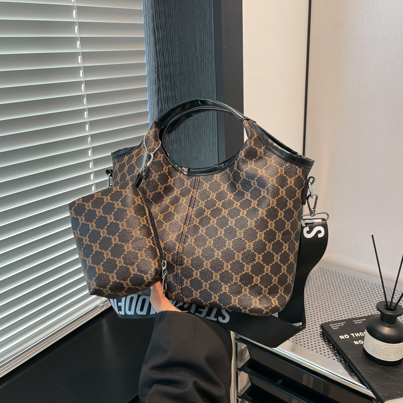 European and American style commuting personalized tote bag 2025 Spring New style, elegant and niche design, single-shoulder armpit bag full figure