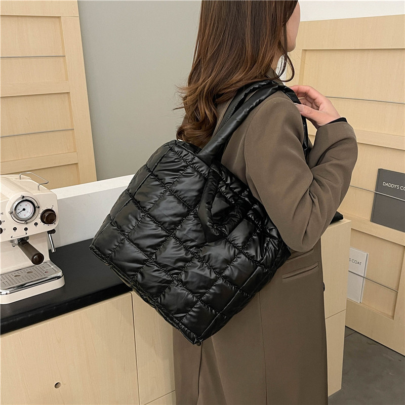 Women's cross-border winter cotton-padded jacket bag, European and American large-capacity hand-held tote bag, space cotton commuting single-shoulder bag details Picture
