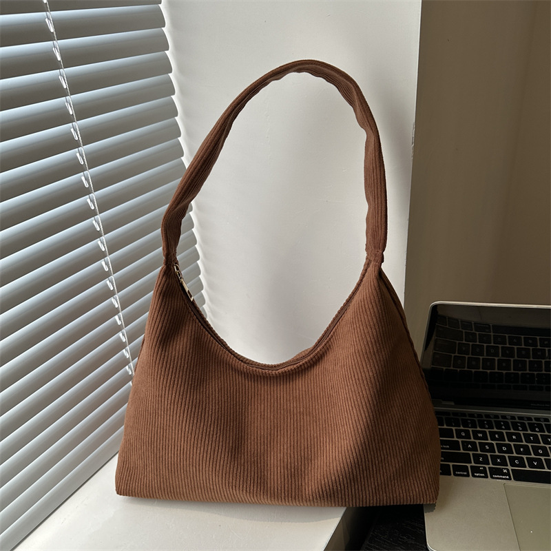 A niche, stylish and versatile cloth bag for women, a new trendy handbag, a single-shoulder bag, and a large-capacity tote bag for fashionable commuting full figure