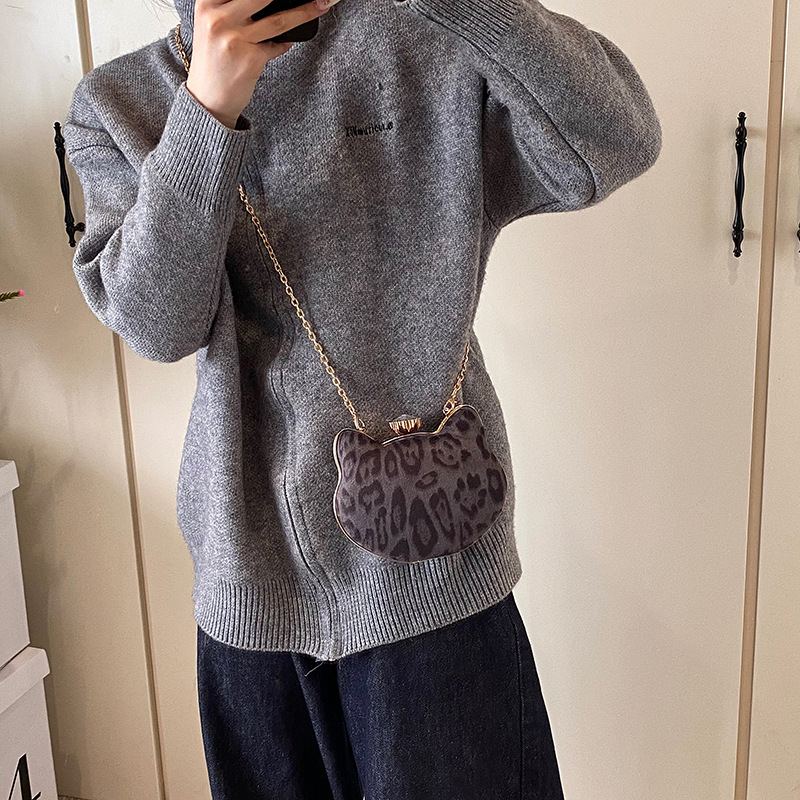 Winter Trend 2024 New Korean-style stylish and fashionable leopard print individual women's chain lock crossbody single-shoulder bag details Picture