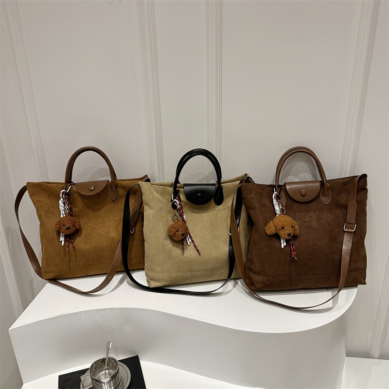 Suede handbag for women, 2024 new winter Maillard retro shoulder bag, large capacity tote bag Application Scenario