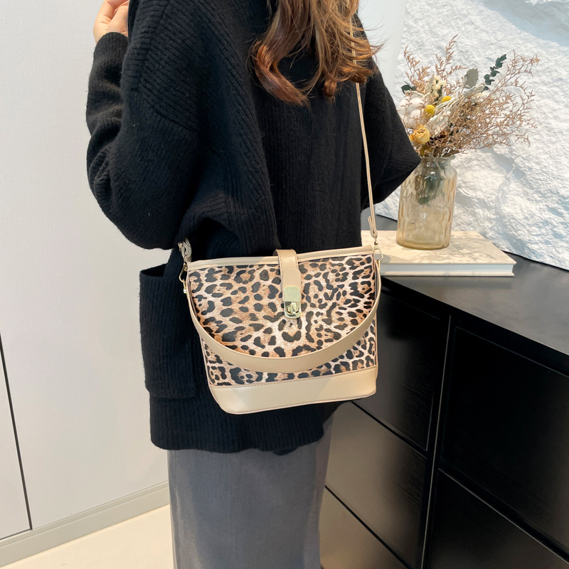 A niche design bag for women's 2024 new winter, stylish and individualistic single-shoulder crossbody bag, and a fashionable hand-held bucket bag Specification drawing