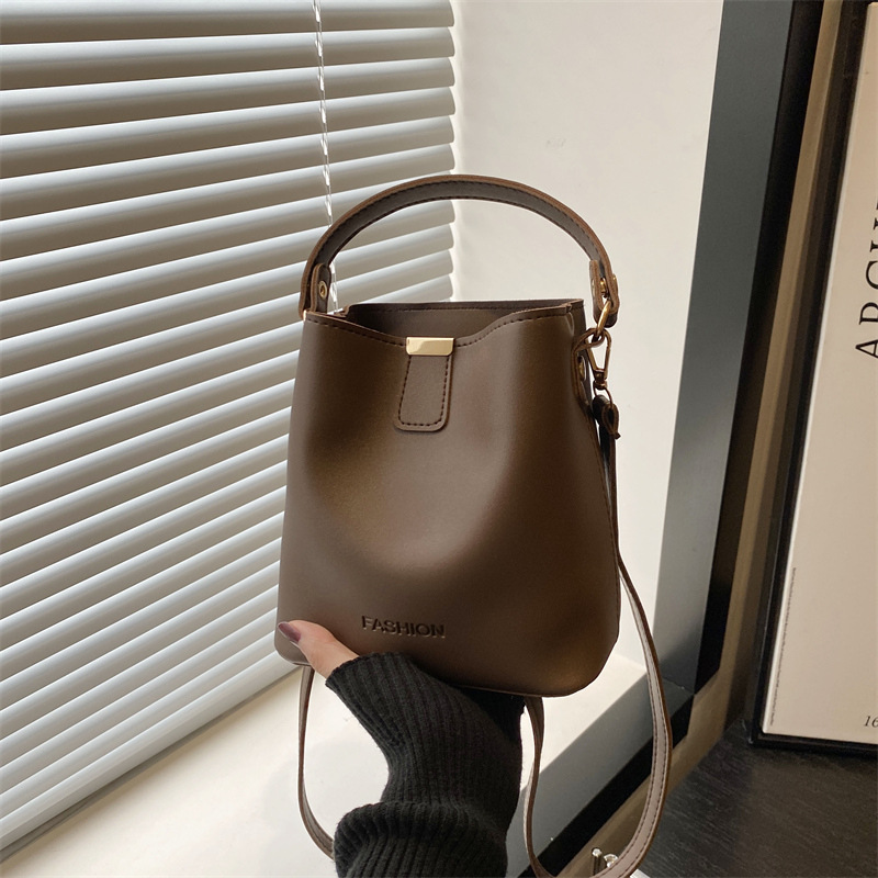 The 2024 new retro bucket bag for women is a fashionable handbag for ladies. It is a solid color, simple and large-capacity single-shoulder bag full figure
