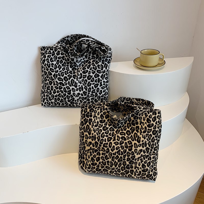 Korean version 2024 autumn/winter leopard print canvas bag, casual and fashionable printed handbag, simple and retro large-capacity single-shoulder bag Application Scenario