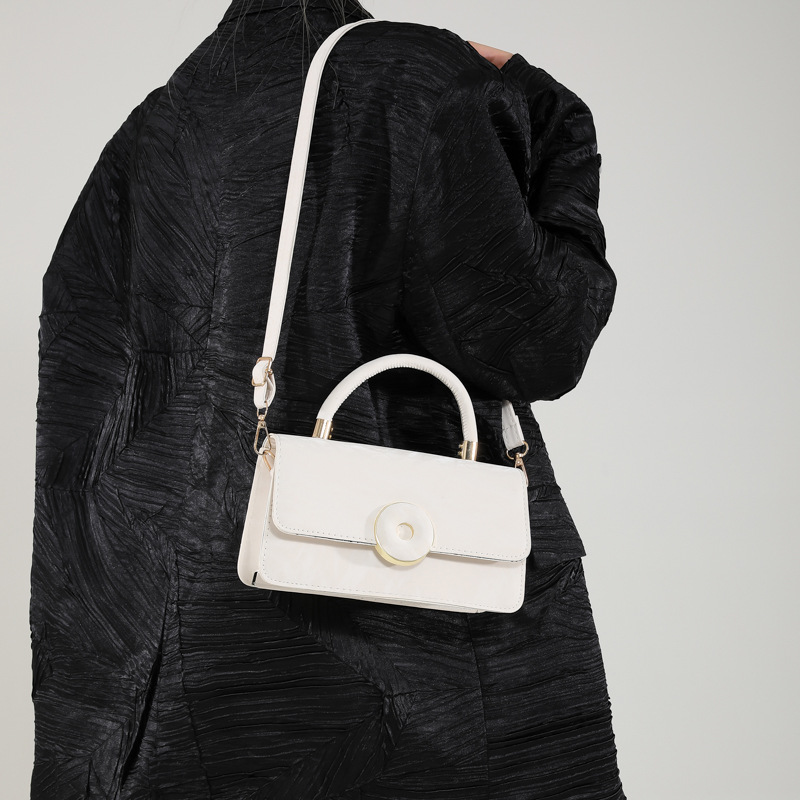 A new autumn/Winter 2024 women's commuting handbag with a niche design, versatile ins single-shoulder crossbody bag and small square bag details Picture