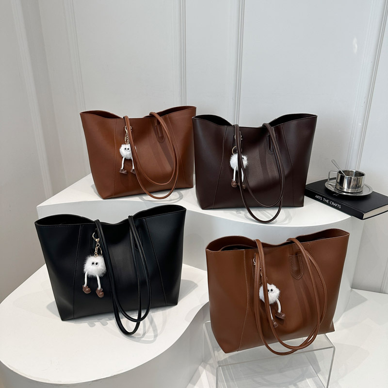 A fashionable, simple and casual commuter handbag with a new style. A simple Korean-style single-shoulder underarm bag and a stylish tote bag for women Application Scenario