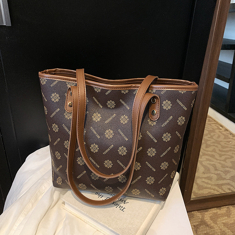The new 2025 trendy, fashionable and elegant single-shoulder armpit bag for commuting, casual and stylish, with a large capacity tote bag full figure