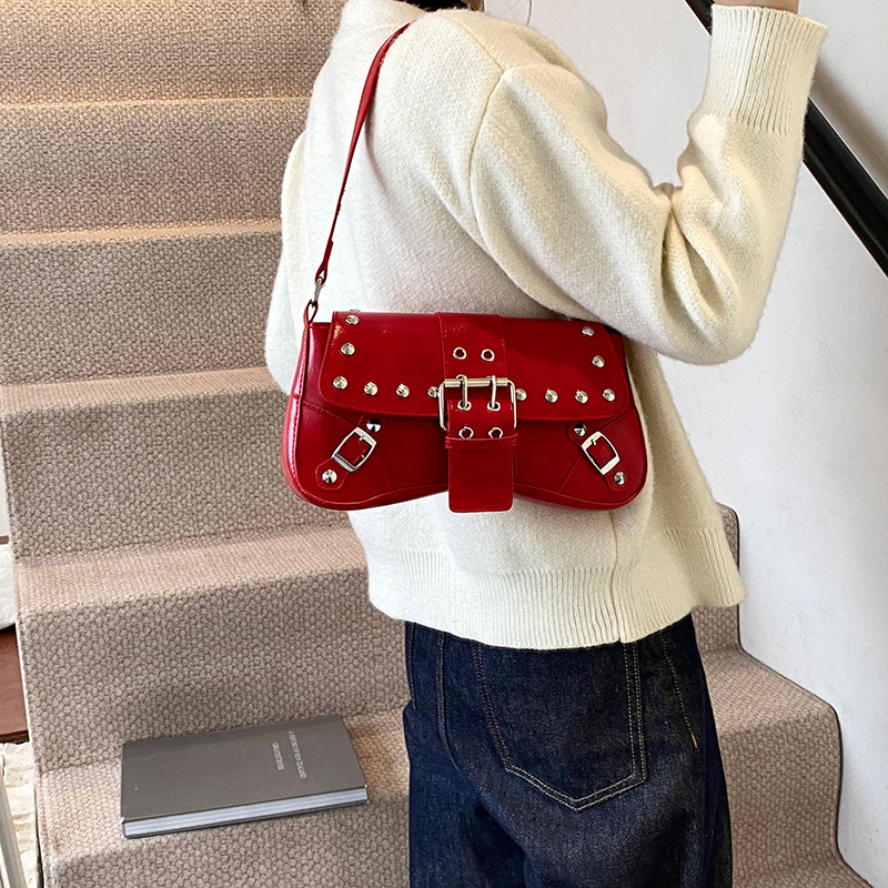 The new cross-border fashionable and simple single-shoulder bag, casual commuting crossbody bag, and trendy bag are the popular bags for women this year Specification drawing