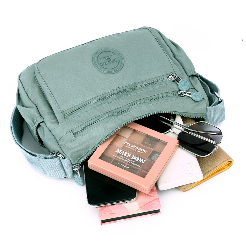 Colorful Fox's new large-capacity women's single-shoulder bag is a stylish outdoor casual water-resistant multi-layer crossbody bag Application Scenario