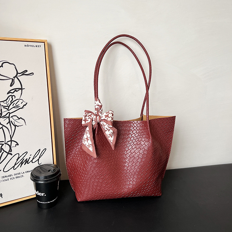 High-end woven pattern versatile handbag for women 2024 winter new silk scarf large capacity underarm bag for women full figure