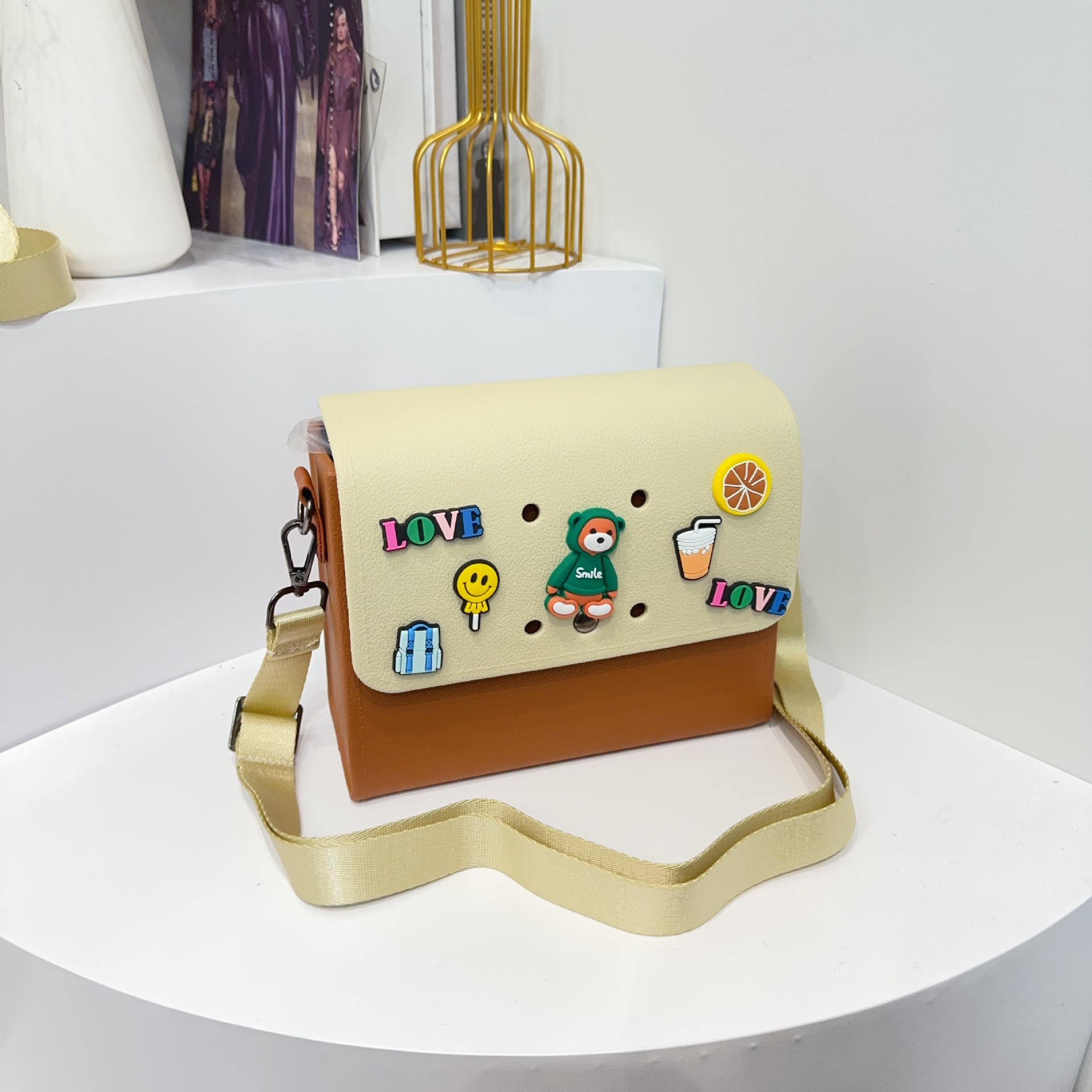 The original new style of the Dongdong Postman bag is a waterproof, shock-absorbing, lightweight and fashionable DIY cross-border EVA beach bag for women Application Scenario