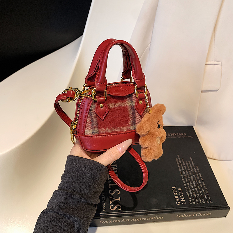 The 2025 new Korean color-blocking design will charm you with its cute shell bag and elegant headphone opening red envelope crossbody bag full figure
