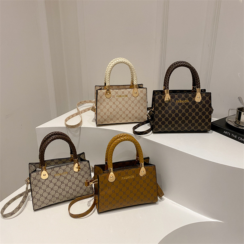 This year's popular handbags: The new winter 2024 collection features fashionable single-shoulder bags, stylish commuter crossbody bags, and simple small square bags Application Scenario