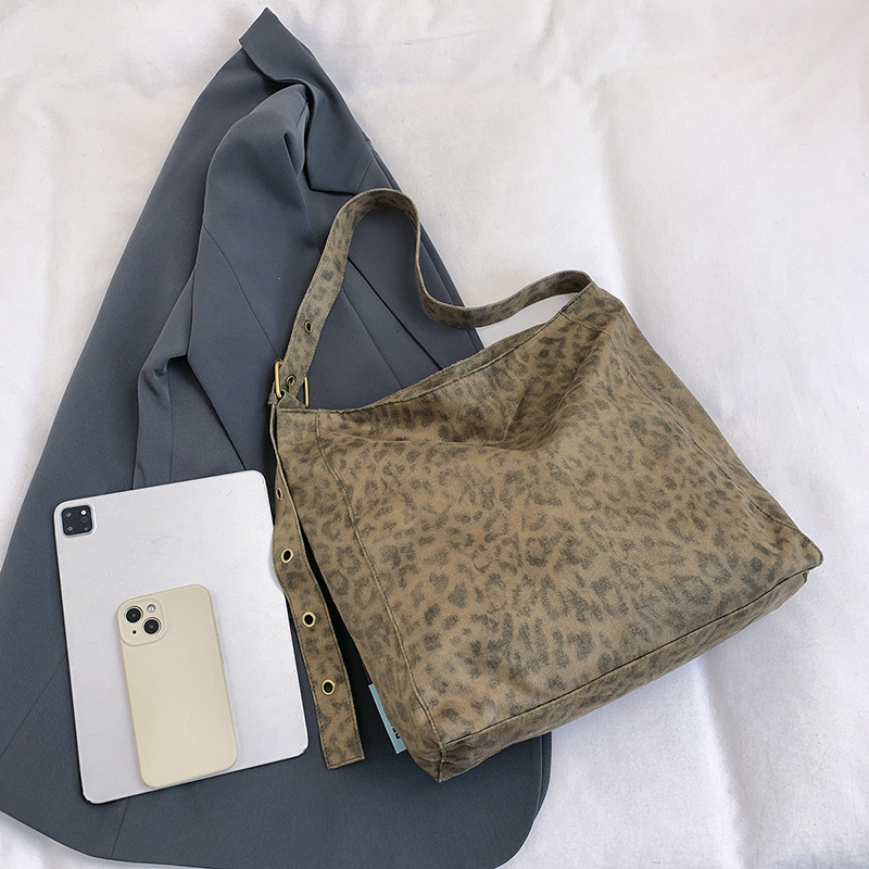 Retro leopard print Tote bag 2025 new style niche fashion versatile bag, large-capacity single-shoulder armpit bag for women wholesale Application Scenario