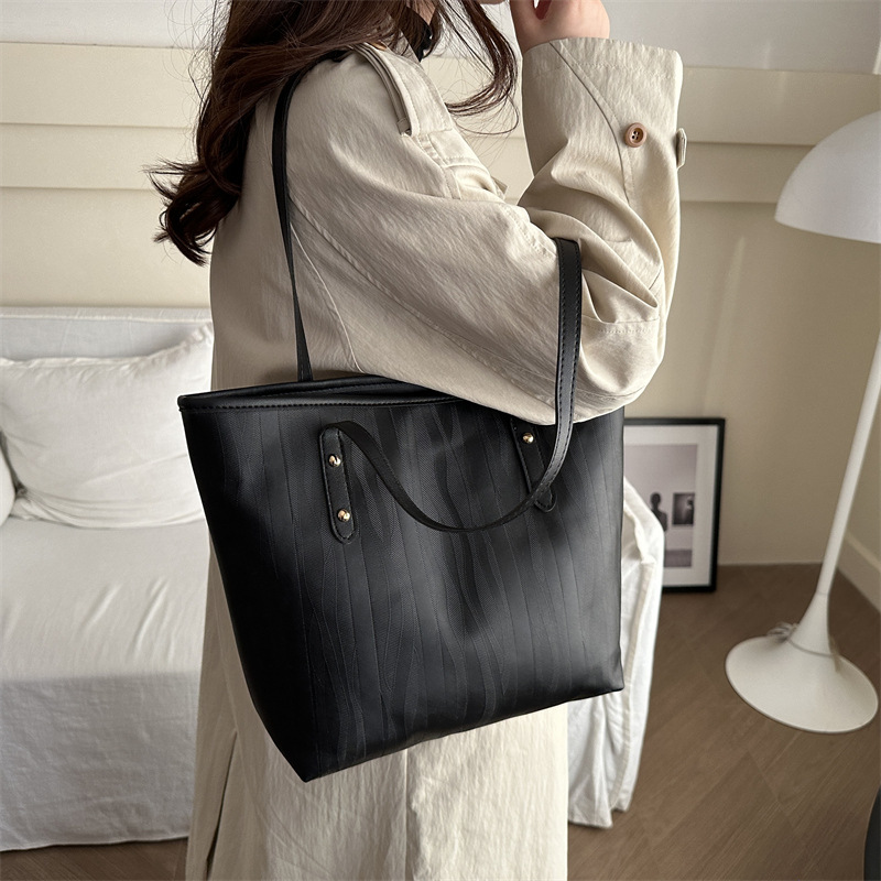 This year, large-capacity bags are in fashion. The new single-shoulder bags for women's 2024 autumn and winter are simple, stylish and have a commuting feel Specification drawing