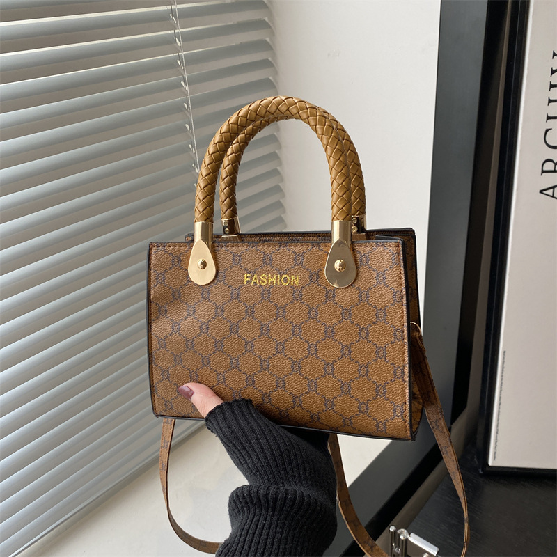 This year's popular handbags: The new winter 2024 collection features fashionable single-shoulder bags, stylish commuter crossbody bags, and simple small square bags full figure