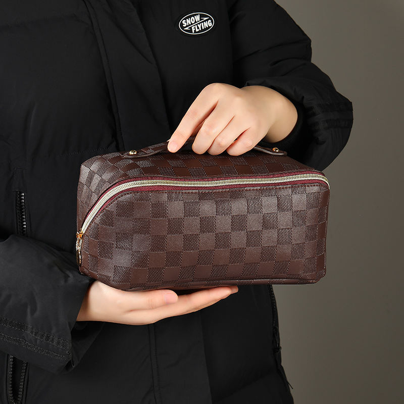 Cross-border high-appeartion-level PU leather checkered pillow bag, popular travel portable toiletry bag, large-capacity hand-held makeup bag full figure