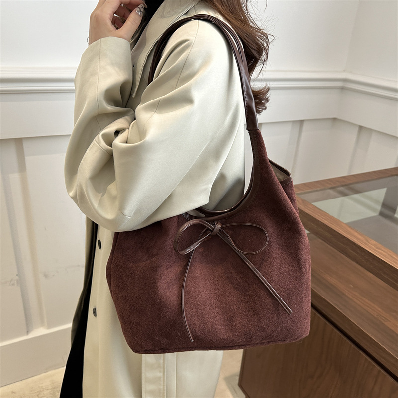 A large-capacity, casual, fashionable and personalized bow design for women's 2025 new model, versatile for commuting underarm single-shoulder bags Specification drawing
