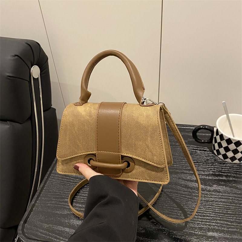 The new spring 2025 niche crossbody bag features a mini and stylish design, a single-shoulder bag with lychee pattern and a small square hand-held bag full figure