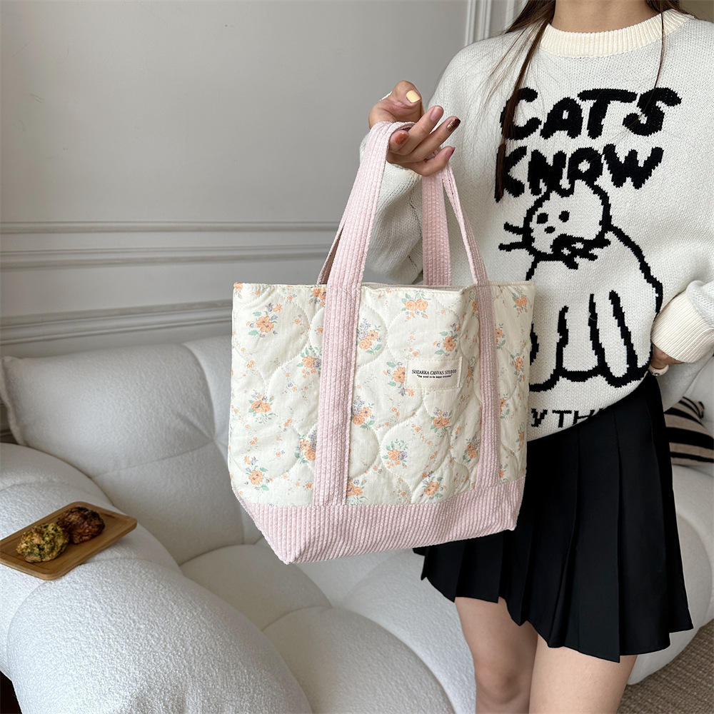 310263 Korean niche canvas bag, floral interlocking cotton casual handbag, commuting storage bag, shopping bag Application Scenario