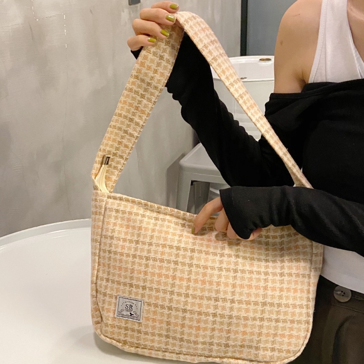 09203 Korean niche woolen navy blue checkered single-shoulder bag, versatile underarm bag, large-capacity crossbody bag, small square bag Application Scenario