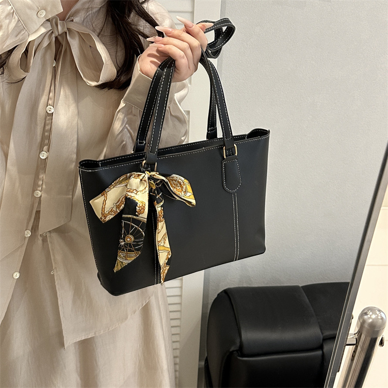 New trendy and niche casual underarm bag with large capacity and retro European and American style, simple ins single-shoulder bag and bucket bag Specification drawing