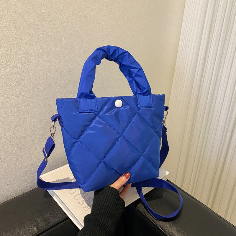 Embroidered thread bag for women 2024 New style, fashionable large-capacity single-shoulder bag, stylish and versatile pleated hand-held crossbody bucket bag full figure