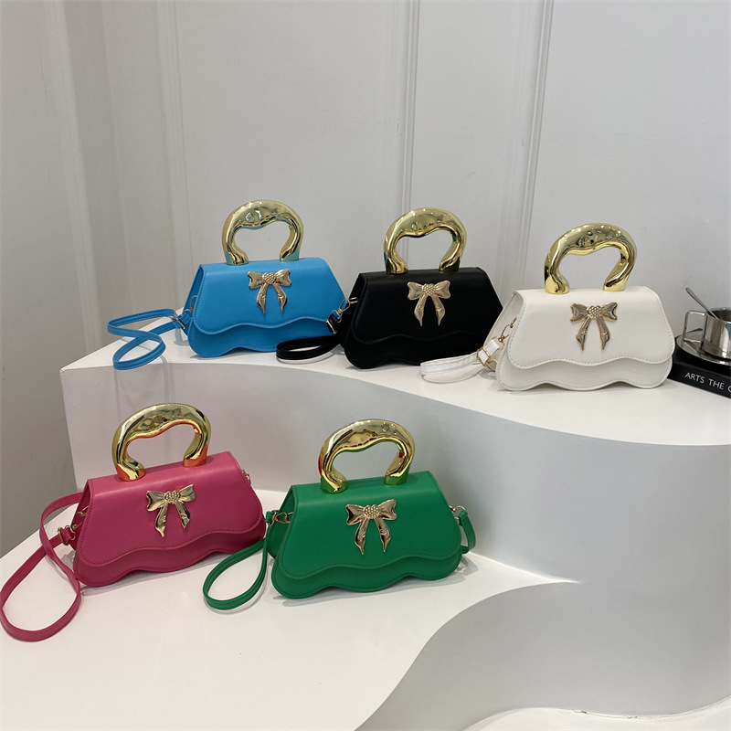 Bow-shaped hand-held small square bag for women 2024 new autumn and winter, a high-end and stylish chain single-shoulder crossbody bag Application Scenario