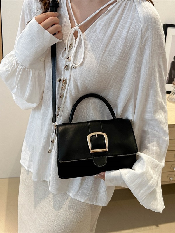 The 2024 new style of casual and elegant Korean-style texture, retro and fashionable hand-held simple single-shoulder crossbody small square bag for women Application Scenario