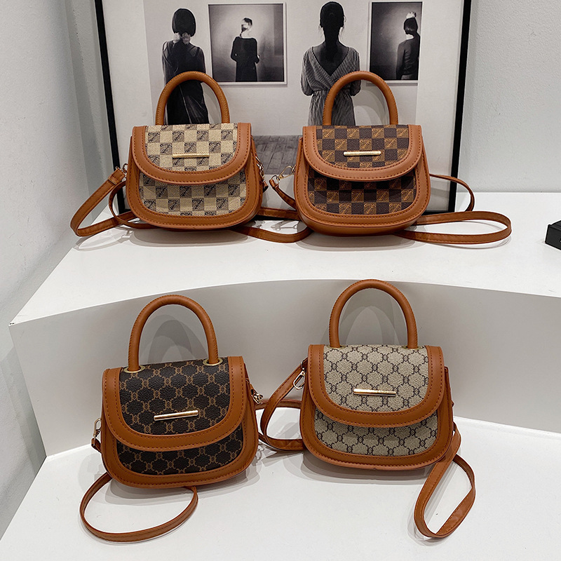 Simple, fashionable, gentle and niche handbag, new autumn 2024 collection, stylish and high-quality single-shoulder crossbody saddle bag Application Scenario