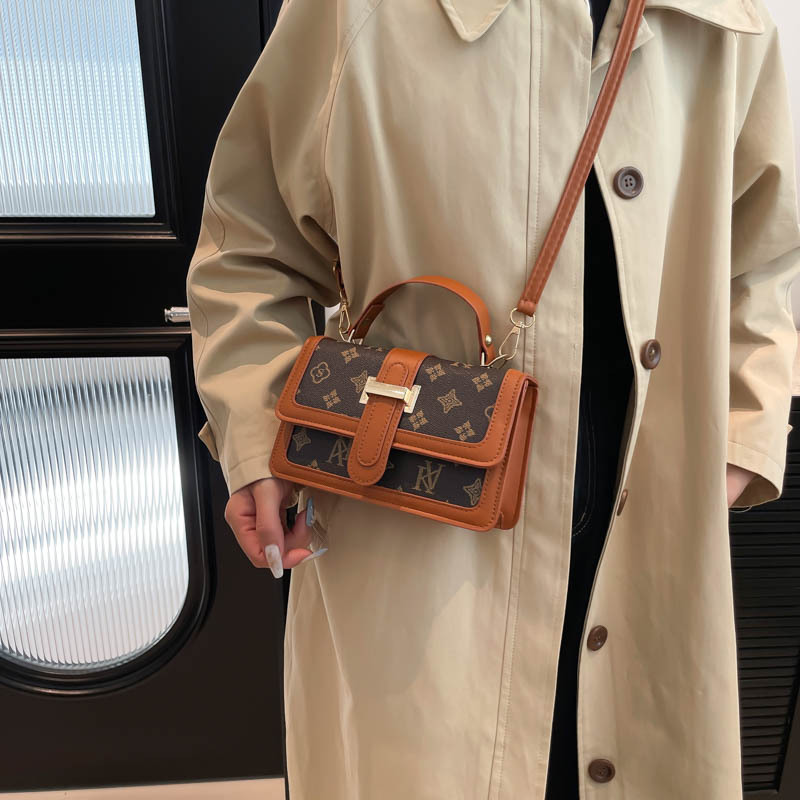A stylish and stylish single-shoulder small square bag for the winter of 2024, featuring a niche design and a simple Korean-style hand-held crossbody bag Specification drawing