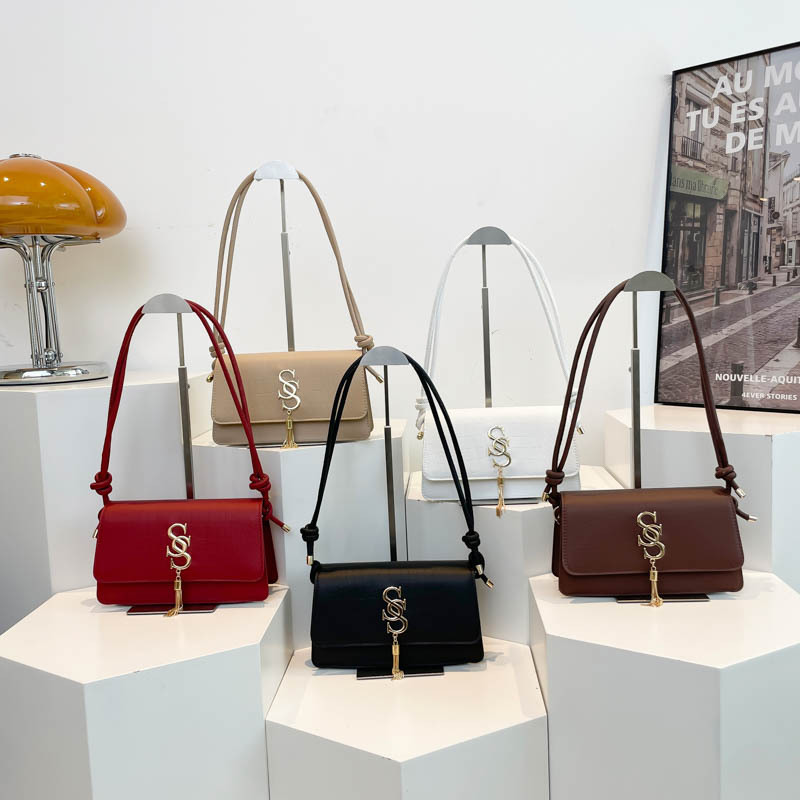 A new minimalist single-shoulder underarm bag with a unique design for women in 2025, a versatile and fashionable crocodile print handbag for women Application Scenario