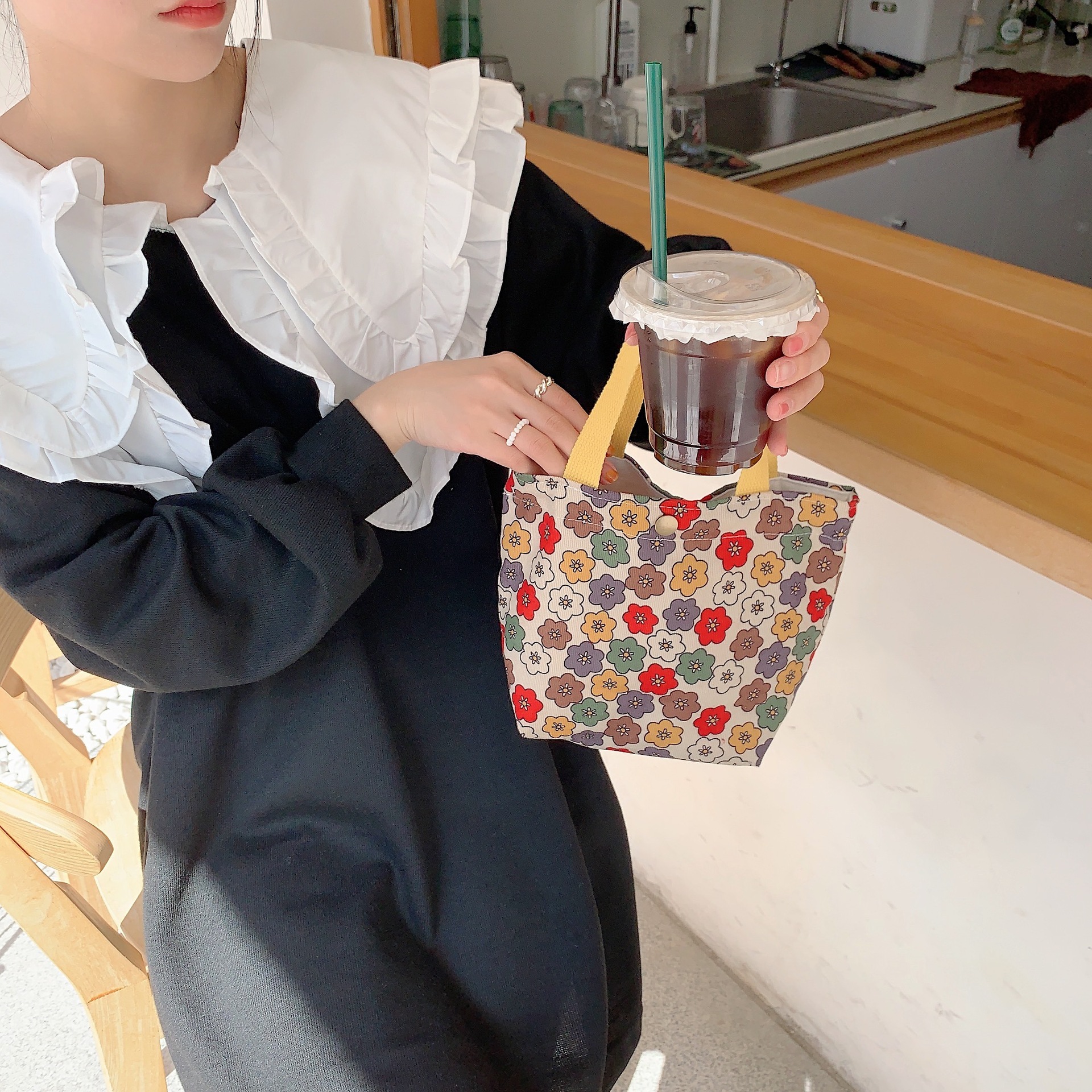 The 3393 corduroy retro and cute hand-held bag is versatile for work, hand-held lunch boxes, and student lunch boxes Application Scenario