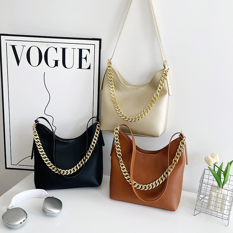 The new spring 2025 collection features a simple, elegant and high-end single-shoulder bag, a large-capacity commuter bag, a tote bag, and a fashionable and versatile women's bag Application Scenario