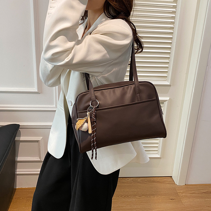 A new winter 2024 Korean-style, minimalist, large-capacity trendy tote bag for women, a casual and stylish single-shoulder bag Specification drawing