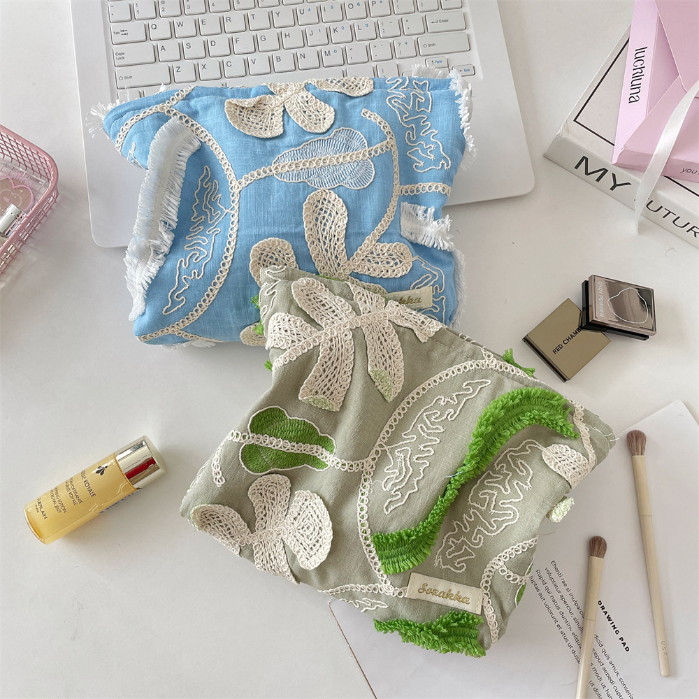 5747 New three-dimensional flower makeup bag, large-capacity ins super popular portable cosmetics, lipstick and toiletries storage bag Specification drawing