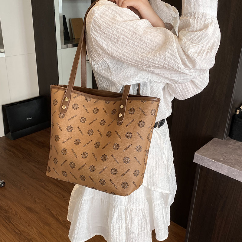 The new 2025 trendy, fashionable and elegant single-shoulder armpit bag for commuting, casual and stylish, with a large capacity tote bag Specification drawing