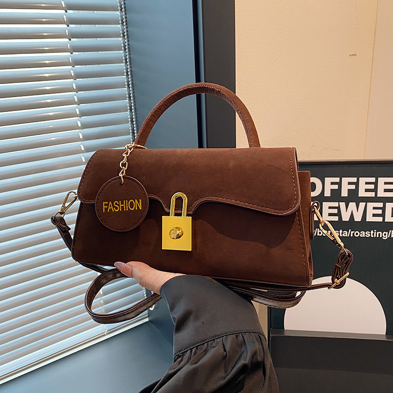 This is a stylish, retro, casual and fashionable single-shoulder crossbody small square bag with a unique lock buckle for women in the autumn of 2024 full figure