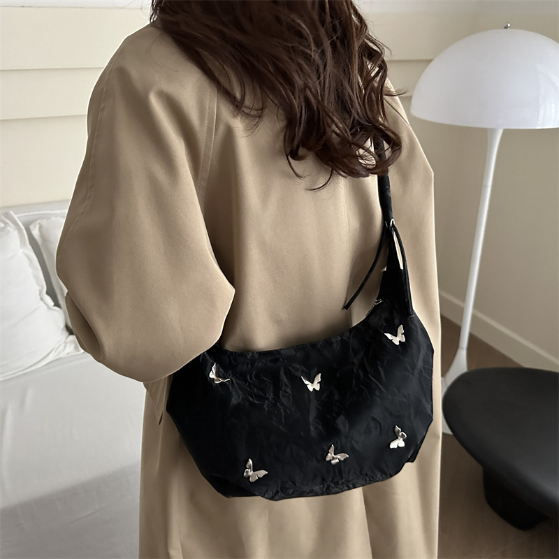 The large-capacity women's autumn 2024 new casual pleated single-shoulder crossbody bag is a popular commuter tote bag this year details Picture