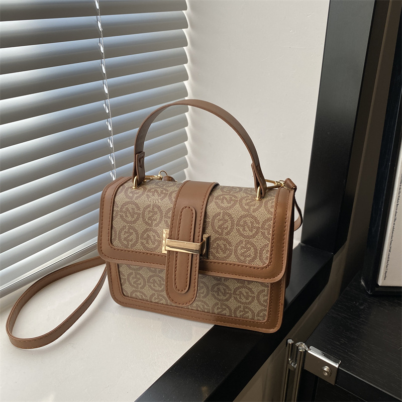 New Spring 2025 fashionable casual shoulder bag, retro color contrast simple shoulder bag, commuting simple and stylish crossbody bag full figure