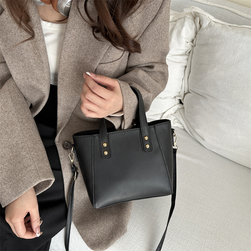 This year, the popular bucket bag for women is the 2024 new large-capacity versatile single-shoulder crossbody bag with a high-end feel details Picture