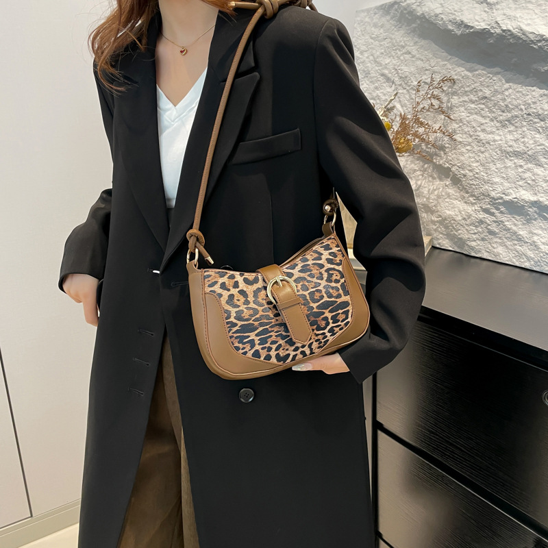 This year's 2024 new Korean-style versatile ins handbag with leopard print patchwork for commuting single-shoulder crossbody Specification drawing