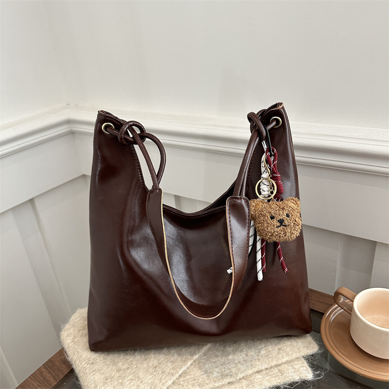 Soft leather large-capacity single-shoulder bag for winter 2024, versatile ins underarm bag, trendy handbag, tote bag for women full figure