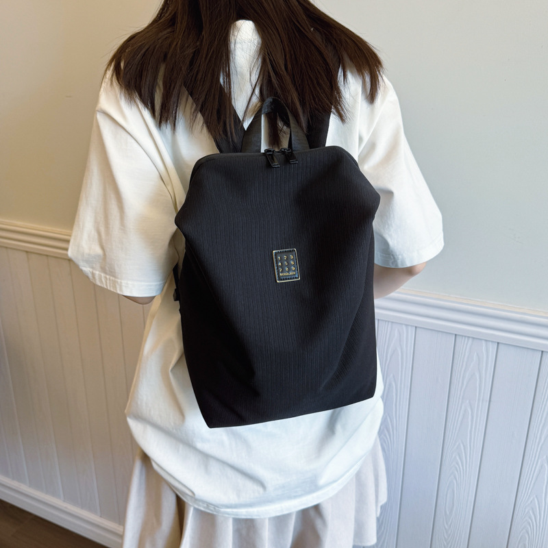 This backpack is light and airy for women, with a large capacity, a tablet, and is suitable for commuting. It is simple and casual for students and can be used with logos Specification drawing