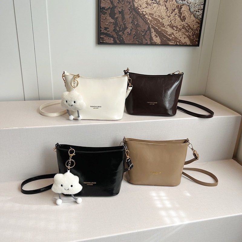 Retro, high-end and stylish underarm bag, 2024 new versatile commuter bucket single-shoulder crossbody bag Application Scenario