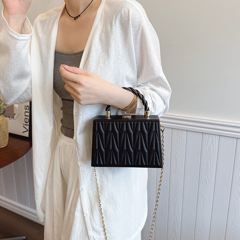 Fashionable single-shoulder crossbody bag, new Korean-style versatile silk scarf small square bag, hand-held high-end box bag, pleated chain bag Specification drawing