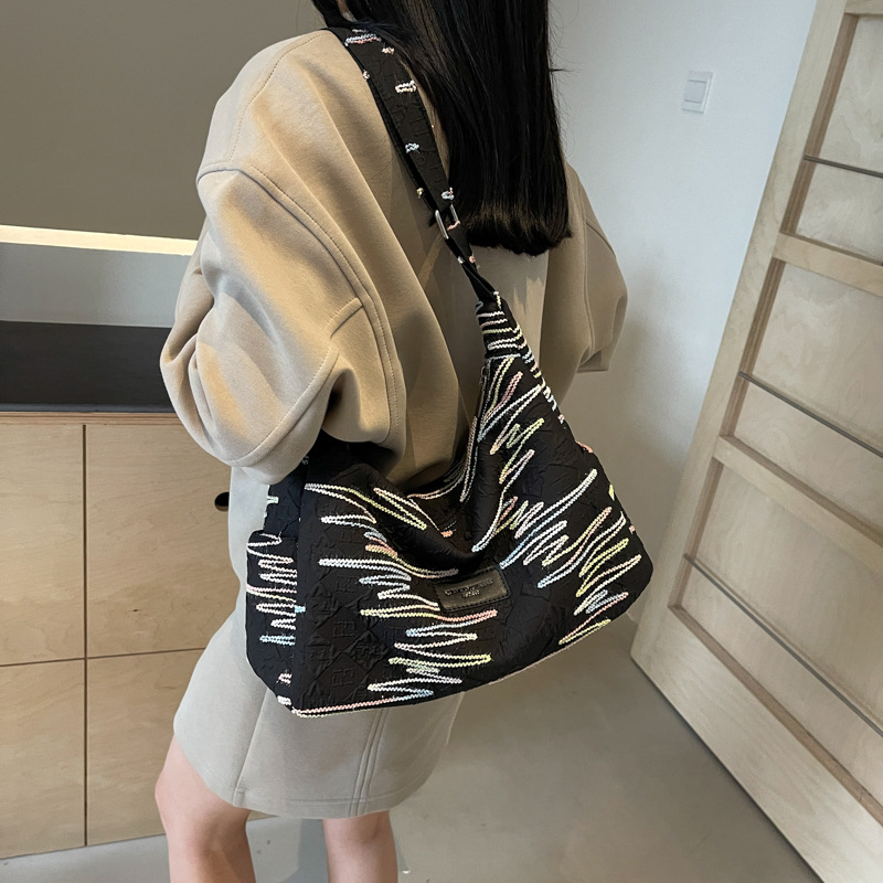 The new canvas bag for the autumn of 2024 features a large-capacity design, versatile crossbody bag, and a high-end daily commuting bag with a feminine feel Specification drawing