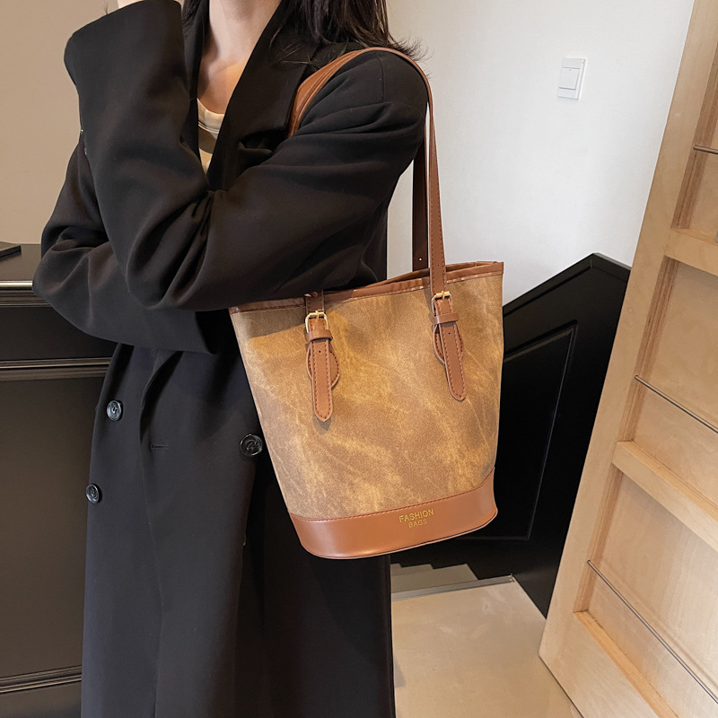 Autumn and winter retro bucket bag for women, 2024 new style, fashionable large-capacity hand-held shoulder bag, high-end commuting bag details Picture