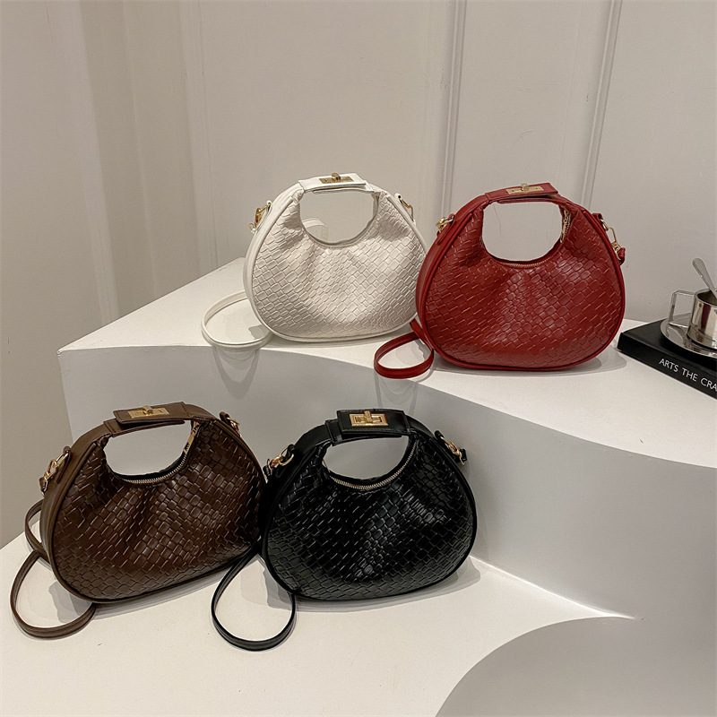 A unique European and American retro simple woven women's bag, a new round single-shoulder crossbody bag for winter 2024, a fashionable handbag Application Scenario